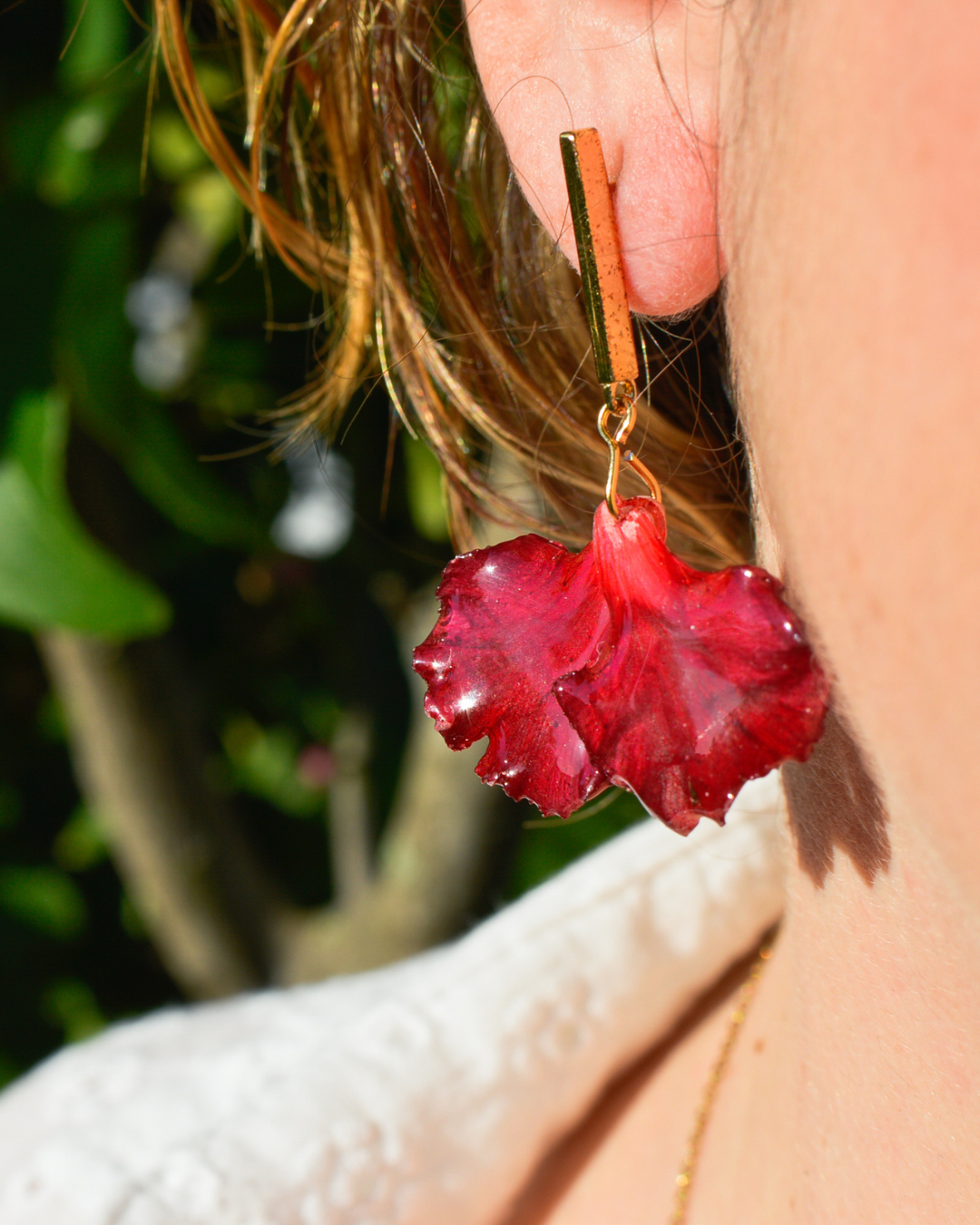 Pendientes Sevilla La Soberana con flor roja natural preservada y detalles dorados