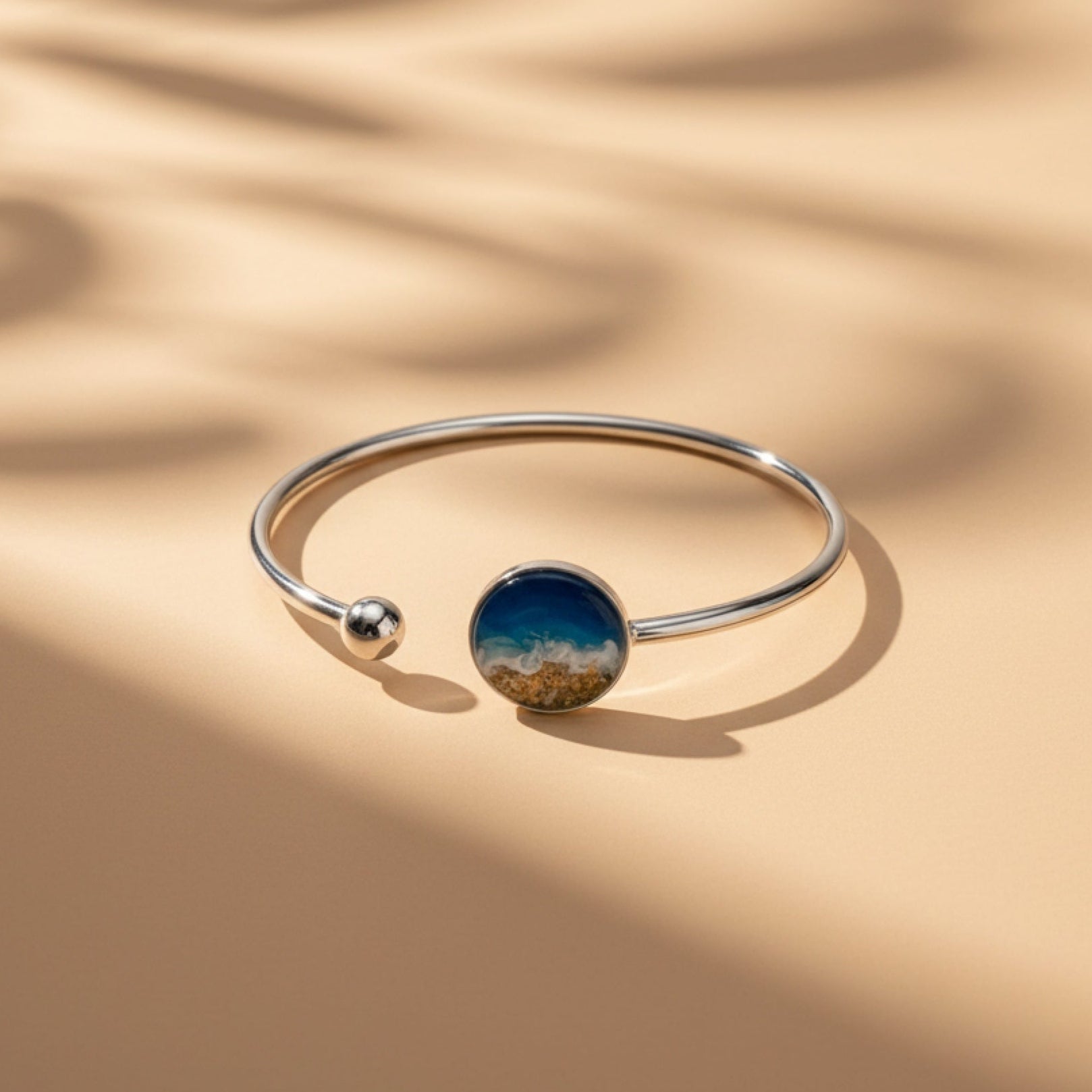 Pulsera Marina de acero inoxidable con resina azul inspirada en el mar, joyería artesanal hecha a mano por Dwaal